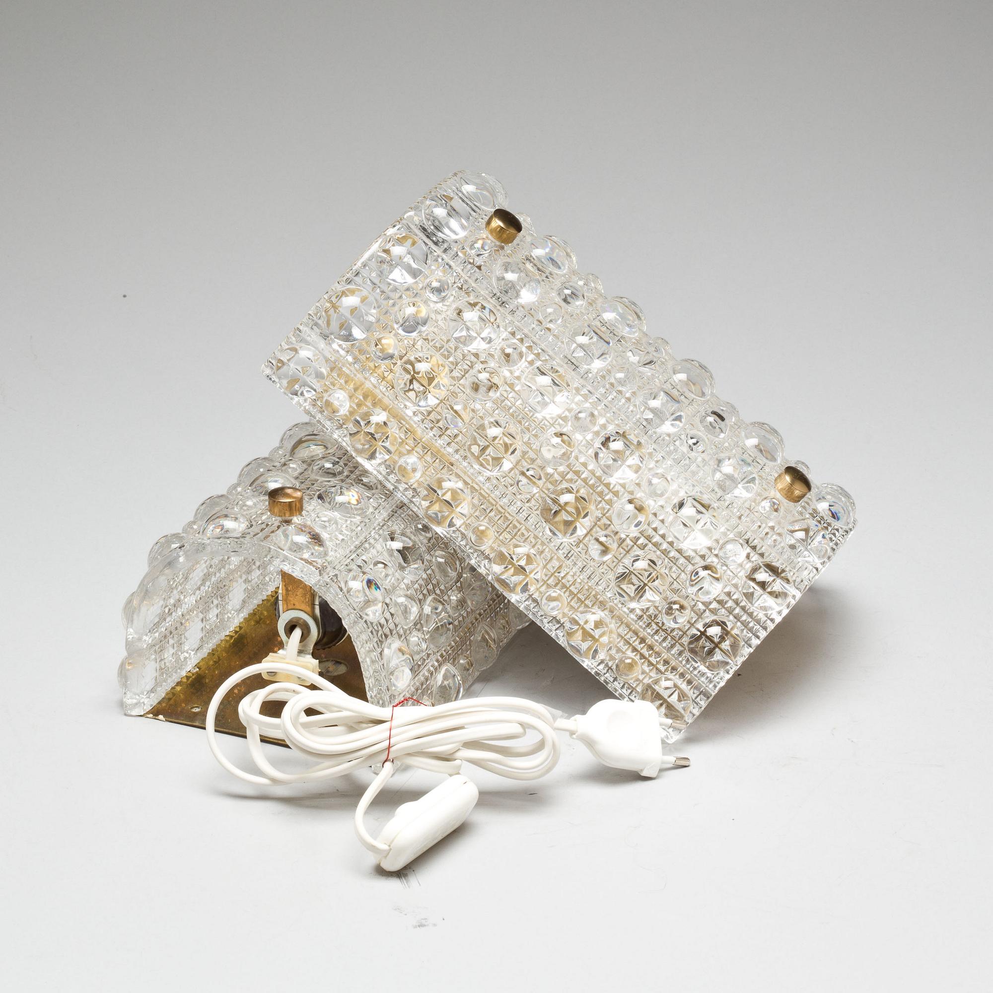 VÄGGLAMPOR, 2 snarlika. Design Carl Fagerlund.