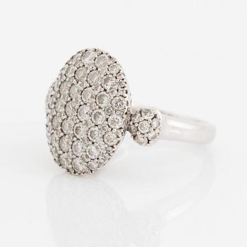 An 18K white gold ring set with round brilliant-cut diamonds.