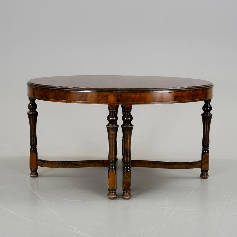 MATSALSGRUPP, 14 stolar samt bord. Bonad björk, omkring 1920.