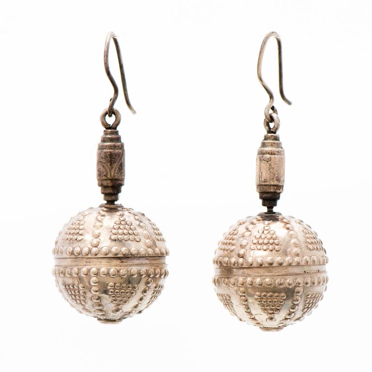 KALEVALA KORU, KAULAKORU ja KORVAKORUT, "Halikon kääty", pronssia, hopeaa.