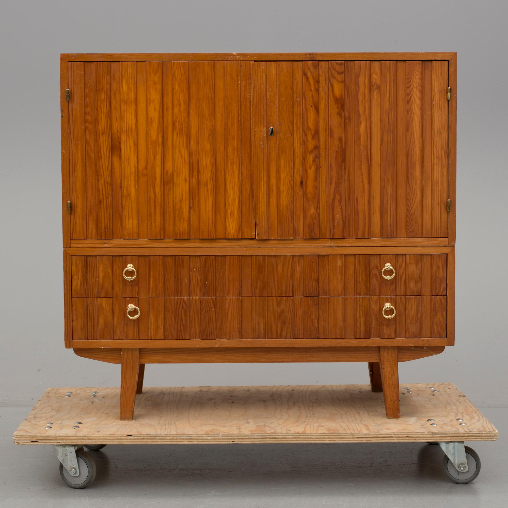 SKÅP / SIDEBOARD, furu, 1900-talets mitt.