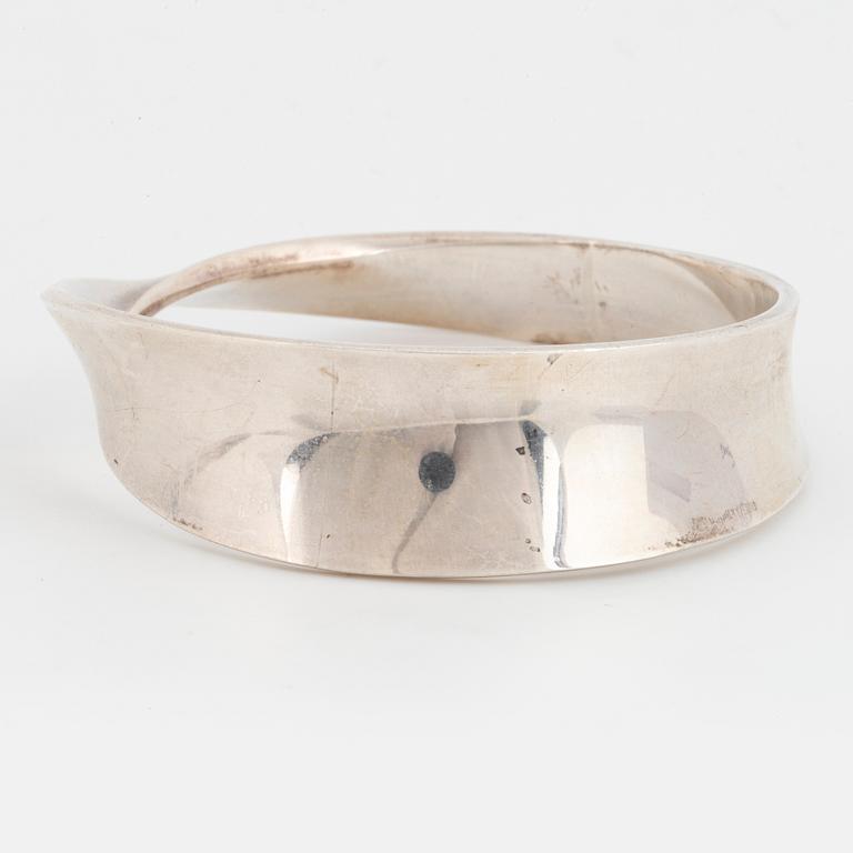 VIVIANNA TORUN BÜLOW-HÜBE, armring, silver, "Möbius", Georg Jensen.