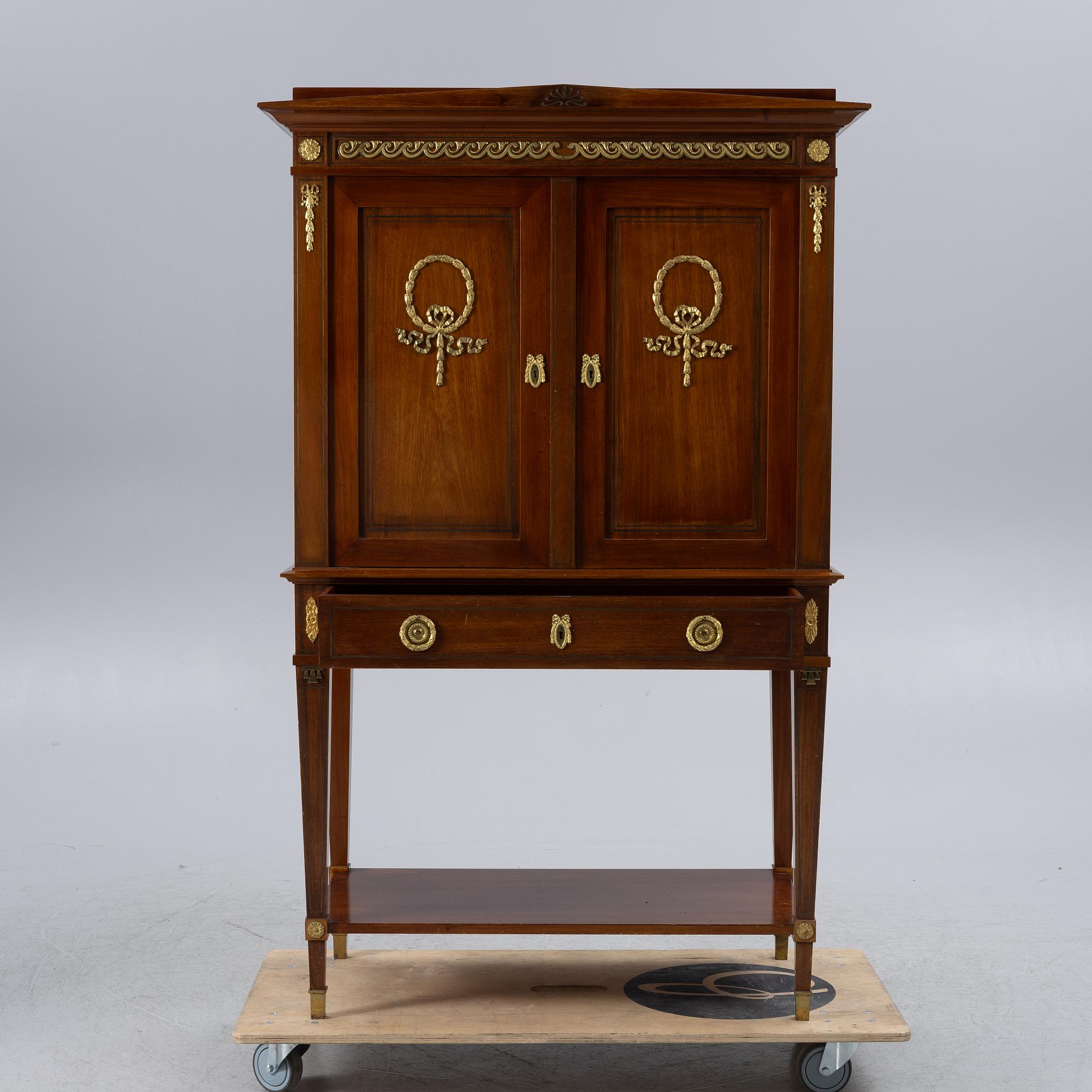 Skåp, empirestil, 1900-talets första hälft.