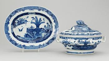 487. TERRIN MED LOCK OCH FAT. Qingdynastin, Qianlong (1736-95).