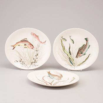 A CREAMWARE "FISH" SERVICE by Johnson Bros, England, 9 ps.