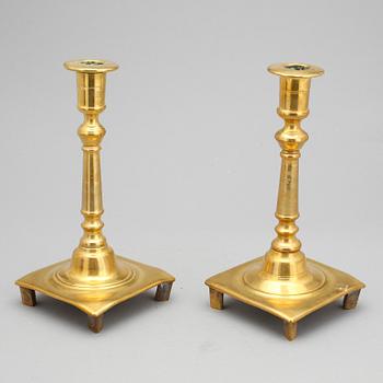 LJUSSTAKAR, ett par, mässing, 1700-tal.