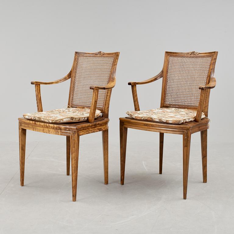 KARMSTOLAR, ett par, gustaviansk stil, 1900-talets första hälft.