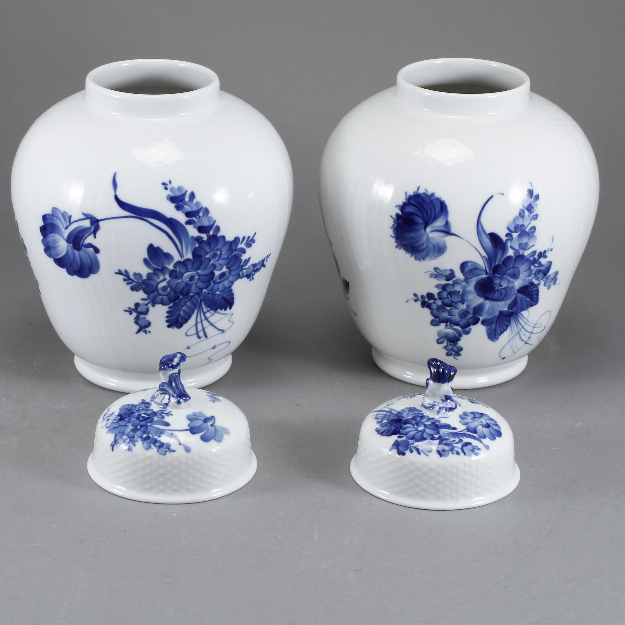 LOCKURNOR, ett par, porslin, "Blå blomst", Royal Copenhagen, 1900-talets andra hälft.