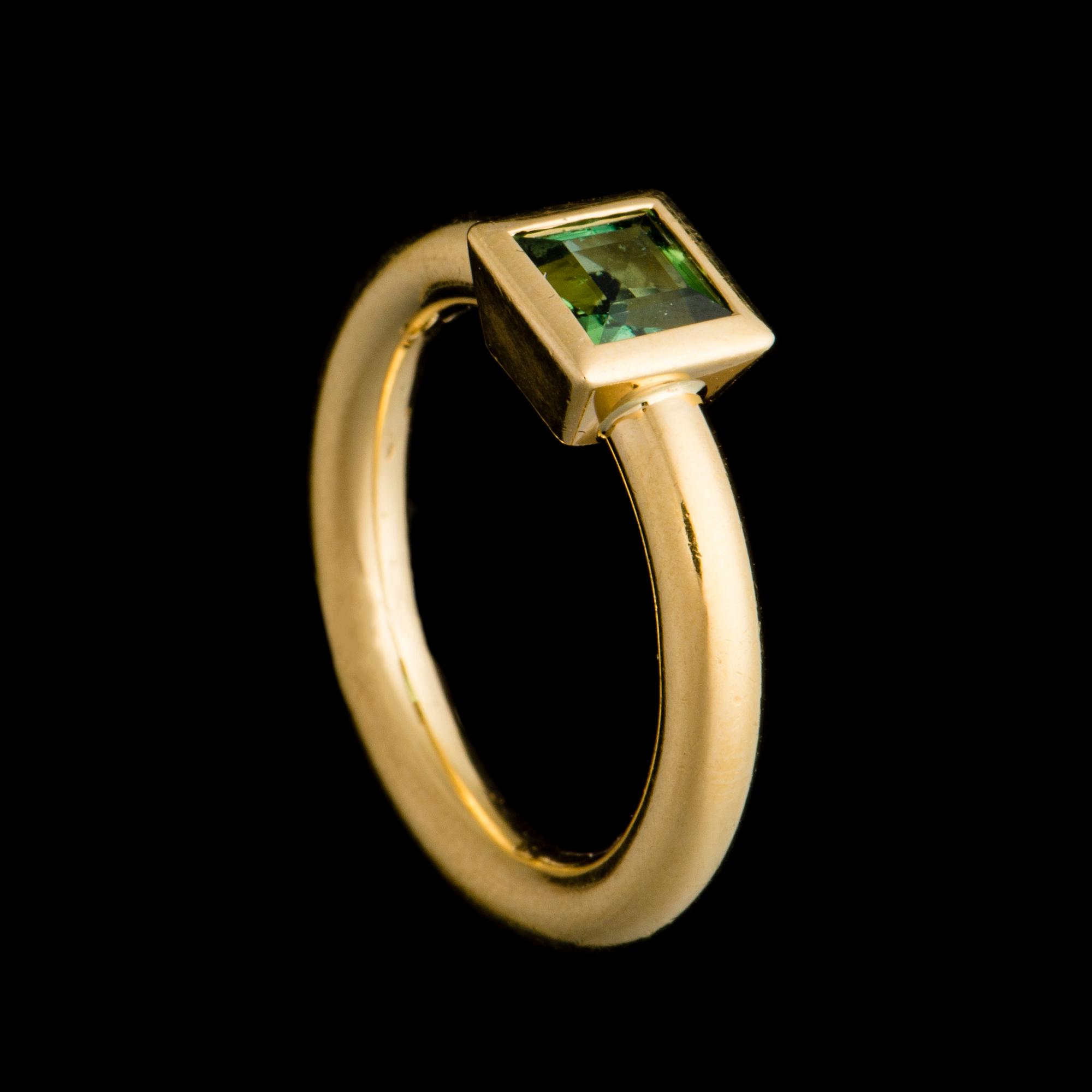 RING, 18K guld, grön turmalin. Torbjörn Tillander, Helsingfors 1998. Vikt ca 7,7 g.