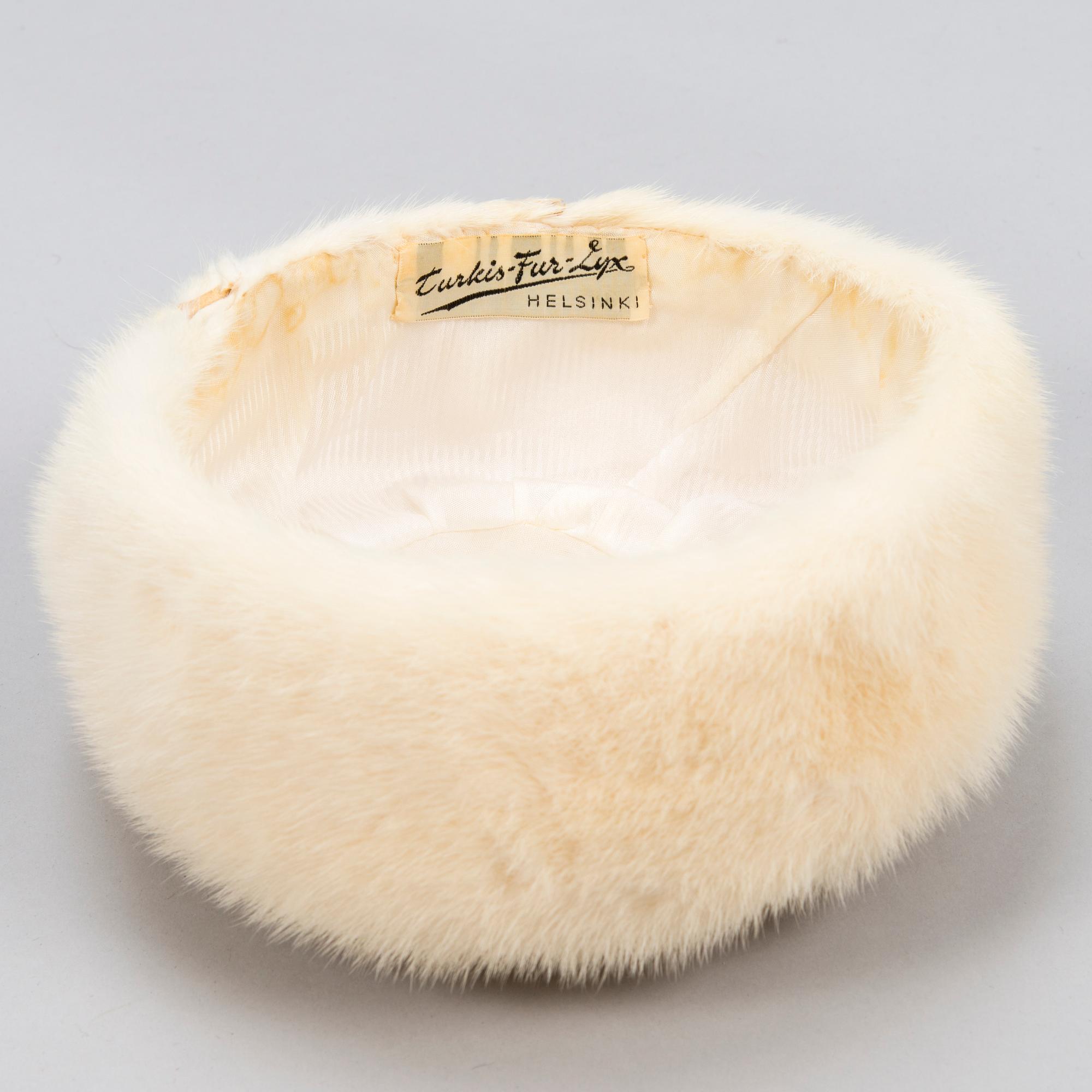 PÄLSJACKA MED BÄLTE SAMT HAT.