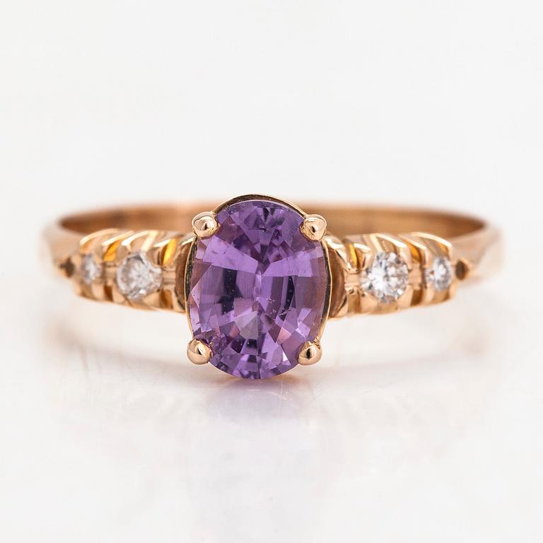 Ring, 14K guld, med en lila-rosa safir och diamanter tot. ca 0.07 ct. Kultakeskus, Tavastehus 1998.