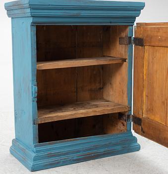 Hängskåp, allmoge, 1800-tal.