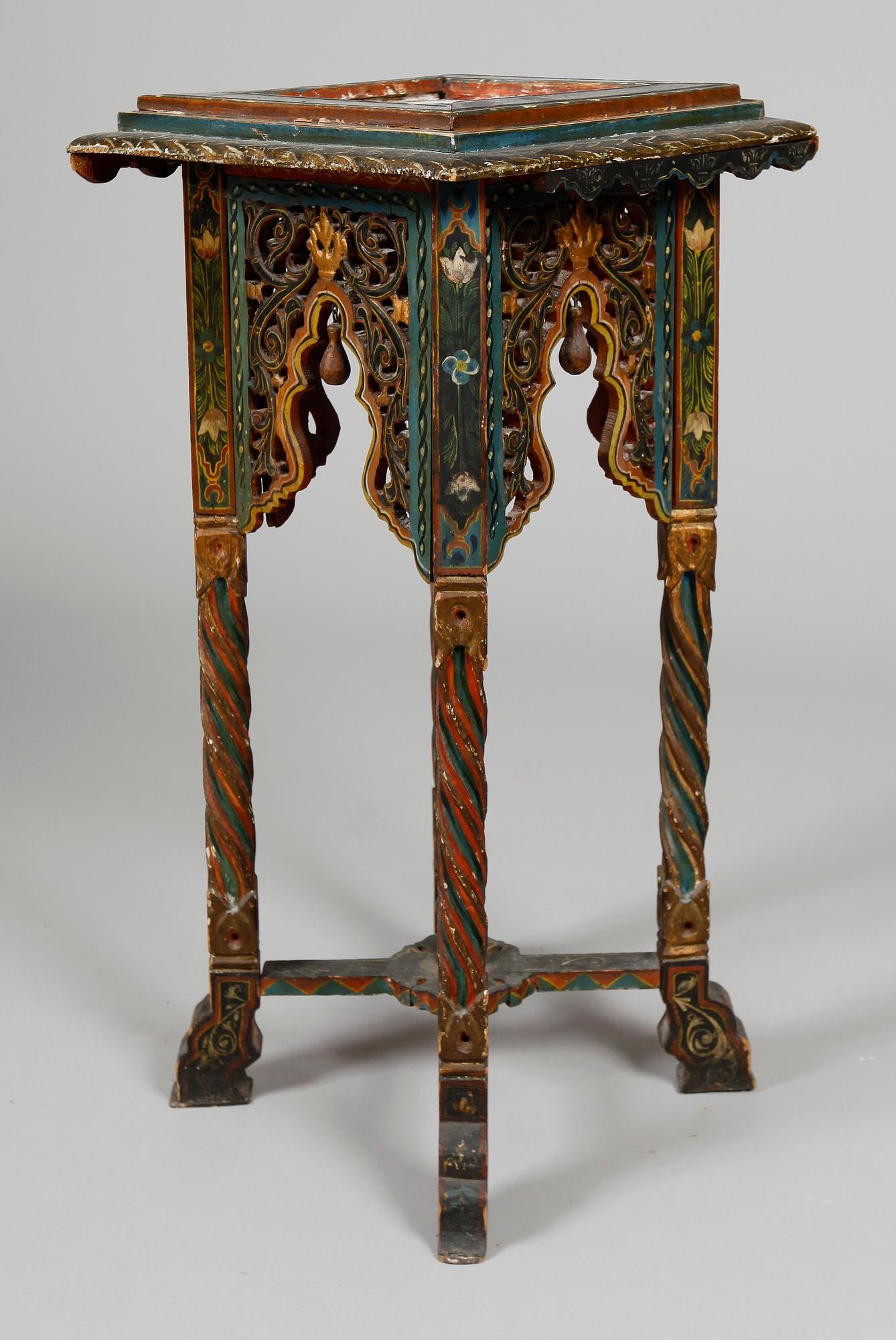 PIEDESTAL, trä, kakelklädd skiva, sekelskiftet 1900.