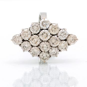 Ring 18K vitguld med runda briljantslipade diamanter.