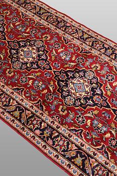 A Keshan runner carpet, 300 x 104 cm.