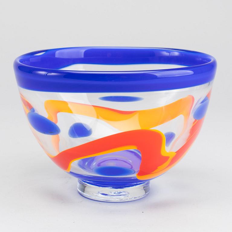 A GLASS BOWL BY ULF JOHANSSON FOR SJÖHYTTAN, SIGNED.