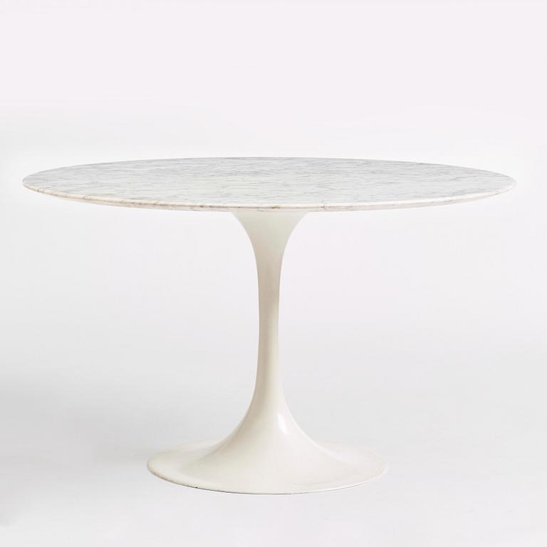 Eero Saarinen, a "Tulip", dining table and 6 chairs, Knoll International, 1960-70's.