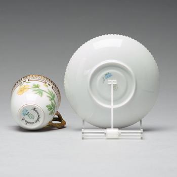 KAFFEKOPPAR med FAT, fyra stycken, porslin. "Flora Dancia", Danmark, 1900-tal.