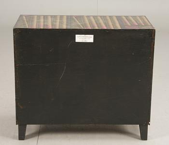 BYRÅ, med Fornasettitapet, 1900-tal, etikettmärkt.