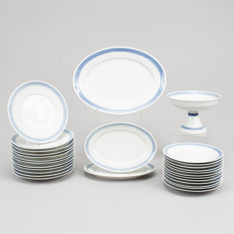 A Royal Copenhagen porcelain service "Blå vifte" by Arnold Krog, 28 pcs, Denmark.