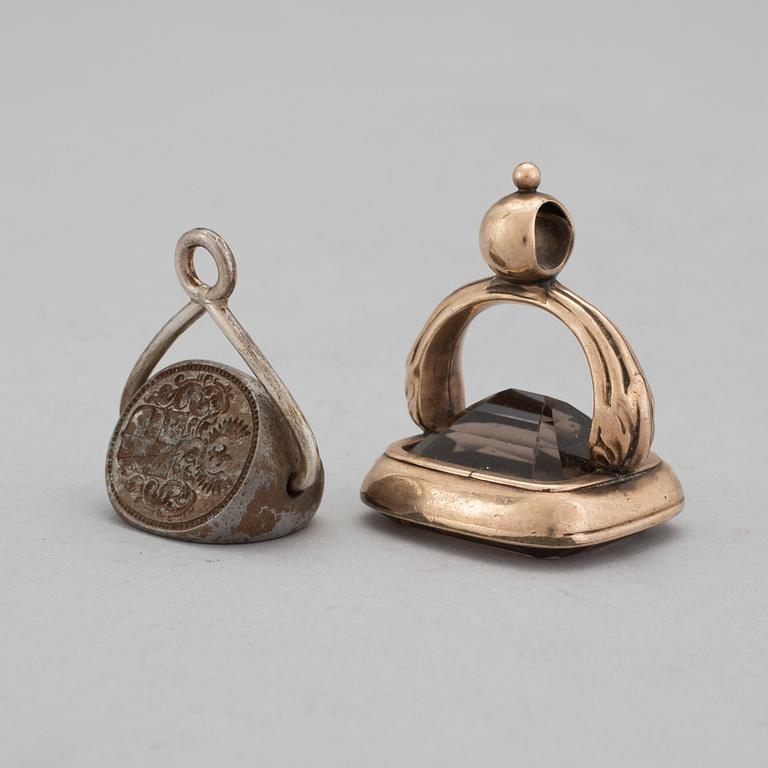 SIGILLSTÄMPLAR, 2 st, 17-1800-tal.
