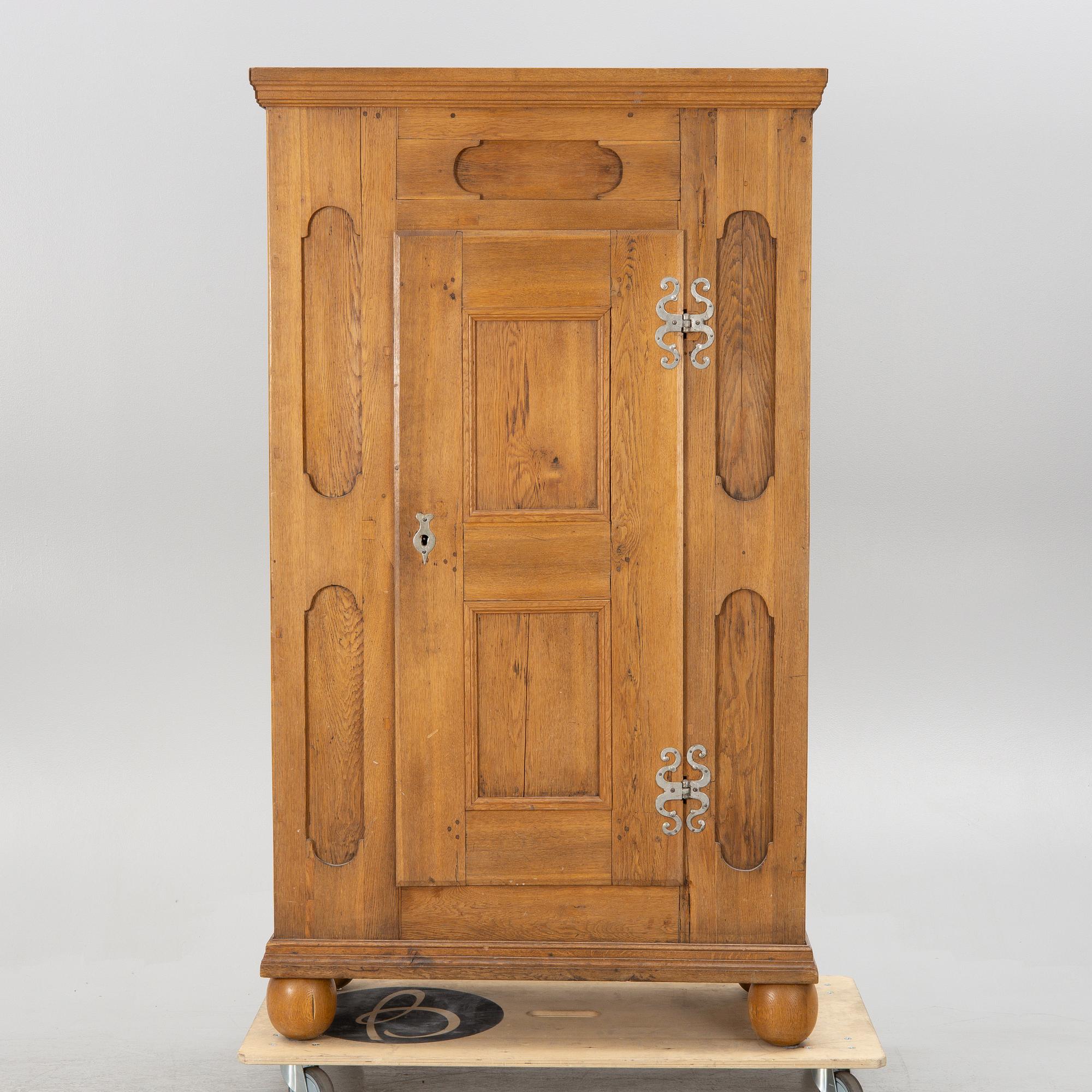 A cabinet, 18th century.