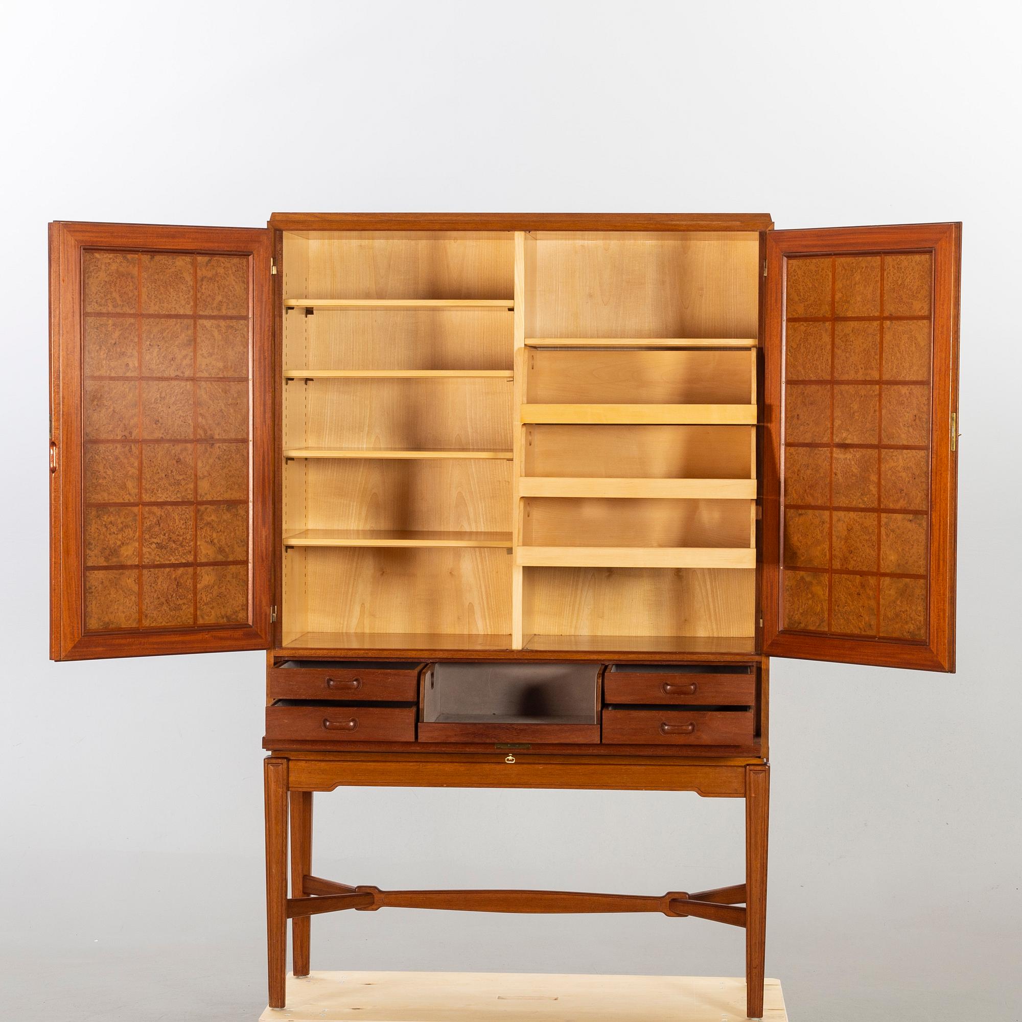 CABINET, Hjalmar Wikström Möbelsnickare, Stockholm, 1920-/1930-tal. Attributed to Carl Malmsten.