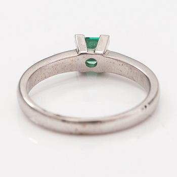 An 18K white gold ring with diamonds ca. 0.19 ct in total and a tourmaline ca 0.46 ct.