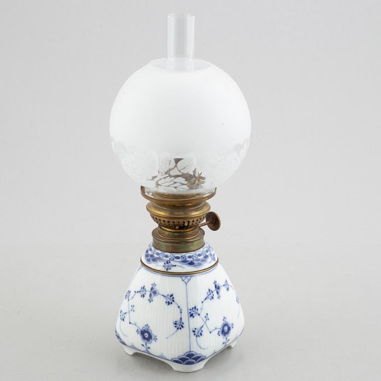 Fotogenlampa, porslin, Royal Copenhagen, "Musselmalet halvblond", modell 693, 1893-1900.