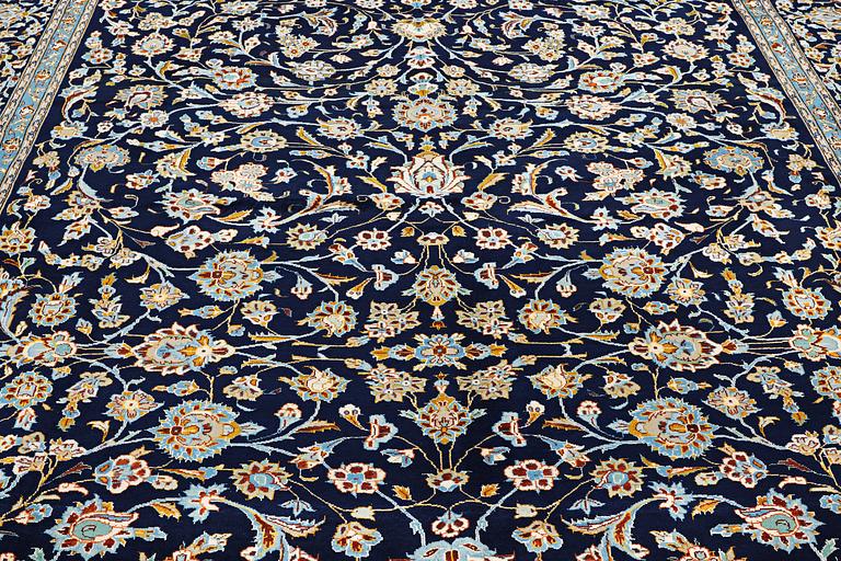 A Kashan carpet, c. 397 x 298 cm.