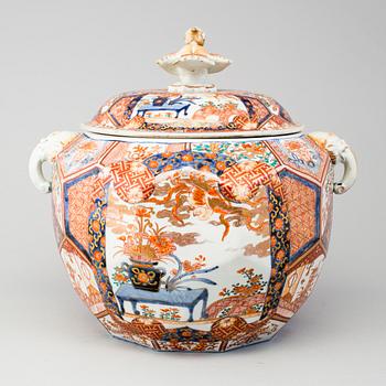 A Japanese imari jar with cover, Meiji period (1868-1912).