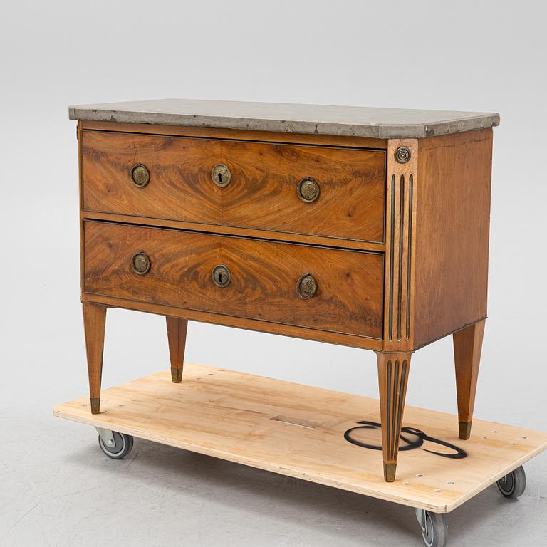 Chest of drawers, Gustavian style, first half of the 19th century.