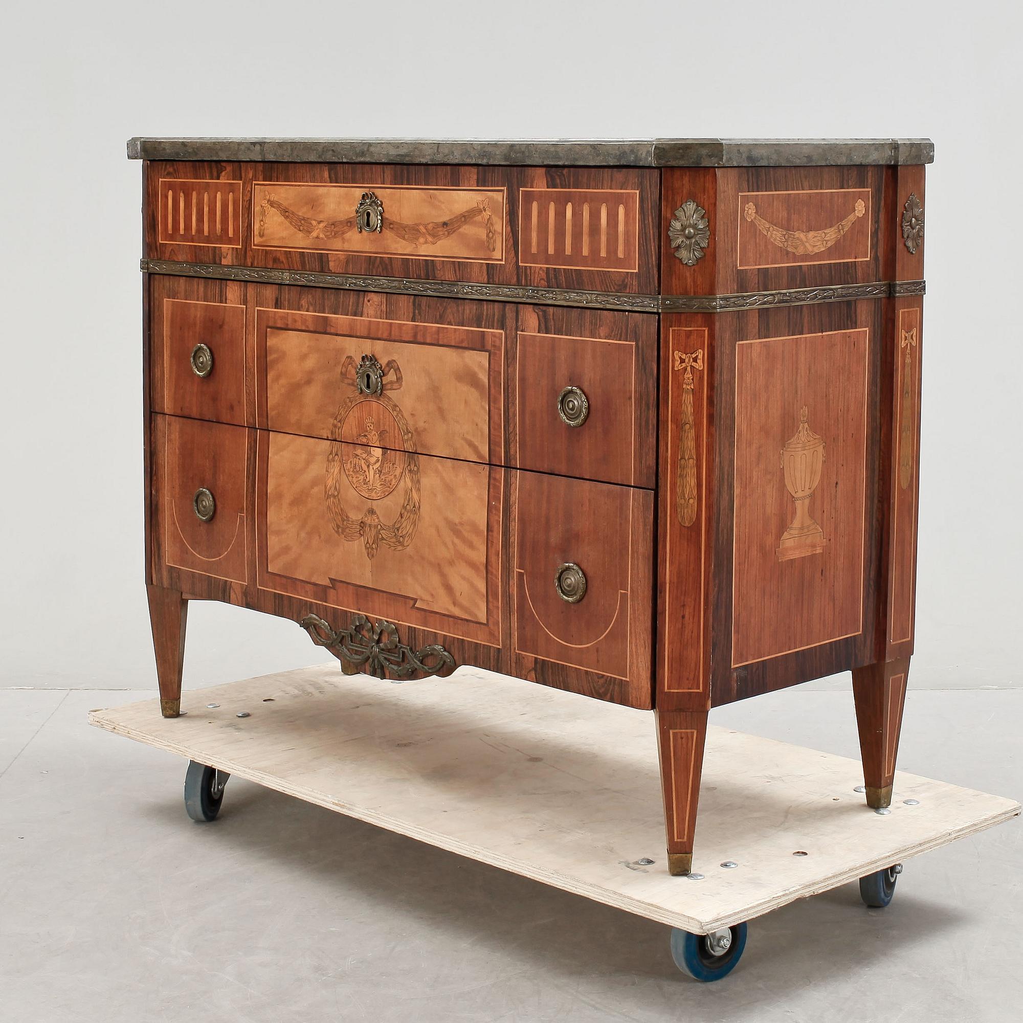 BYRÅ, gustaviansk stil, omkring år 1900.