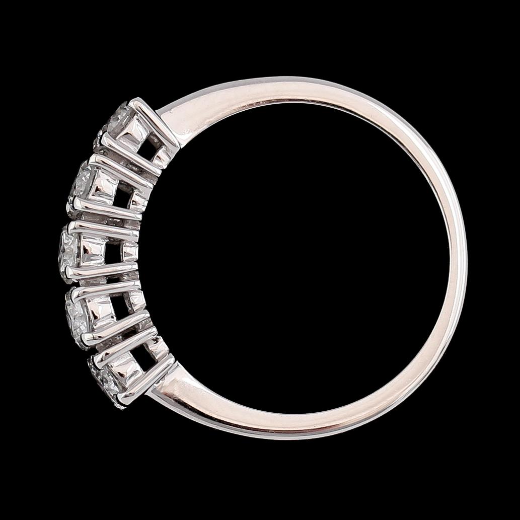 RING, 18k vitguld, 5 briljantslipade diamanter tot ca 1.05 ct.