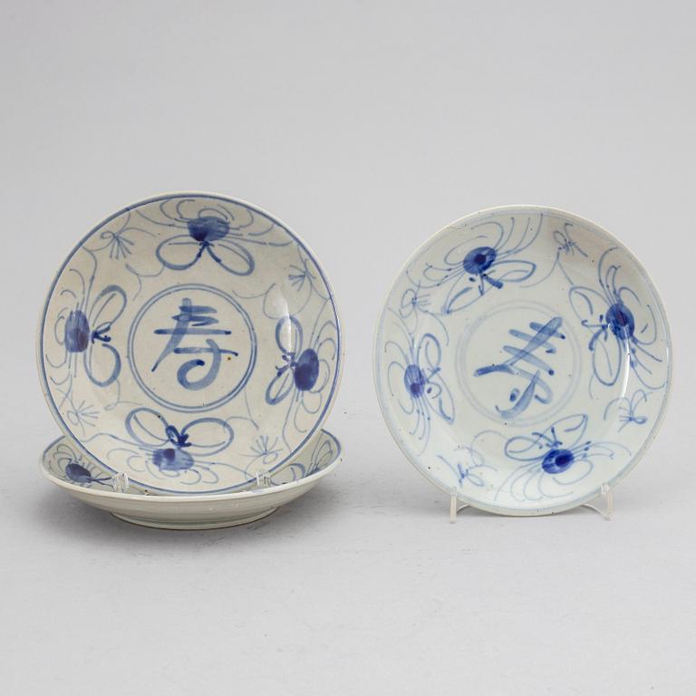 A set of seven Japanese blue and white porcelain dishes, Edo period (1603-1868).