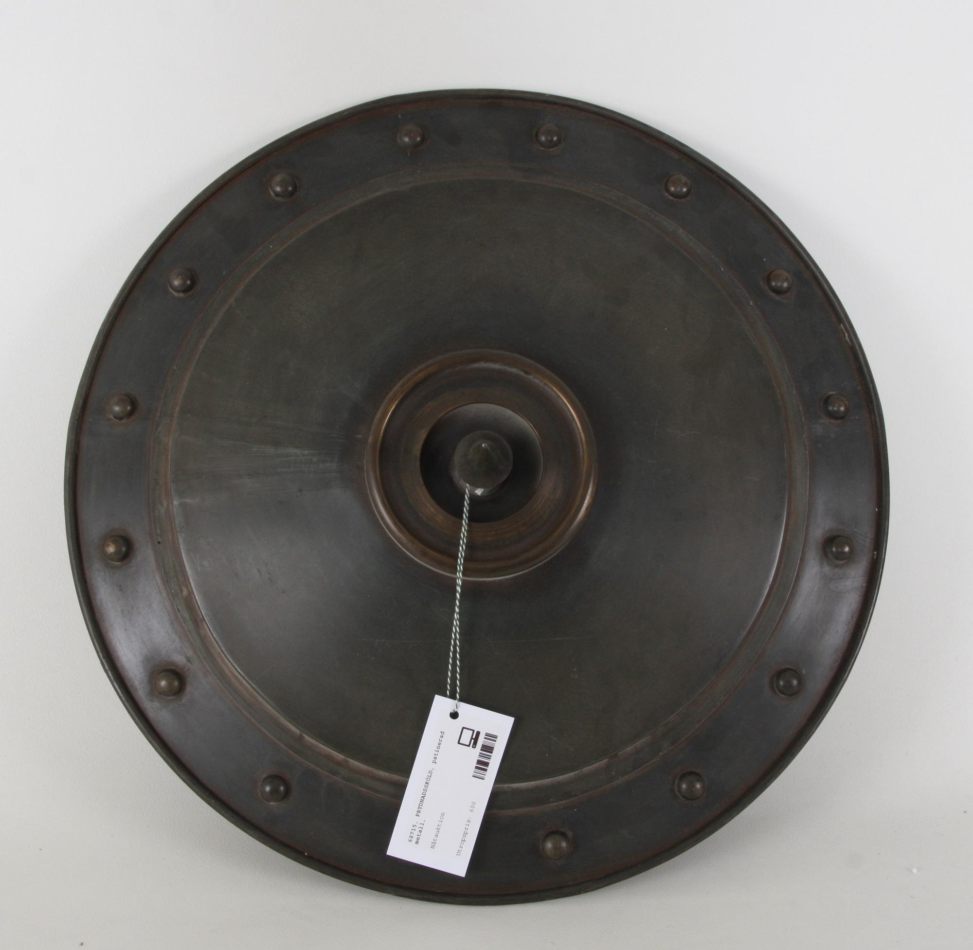 PRYDNADSSKÖLD, patinerad metall.