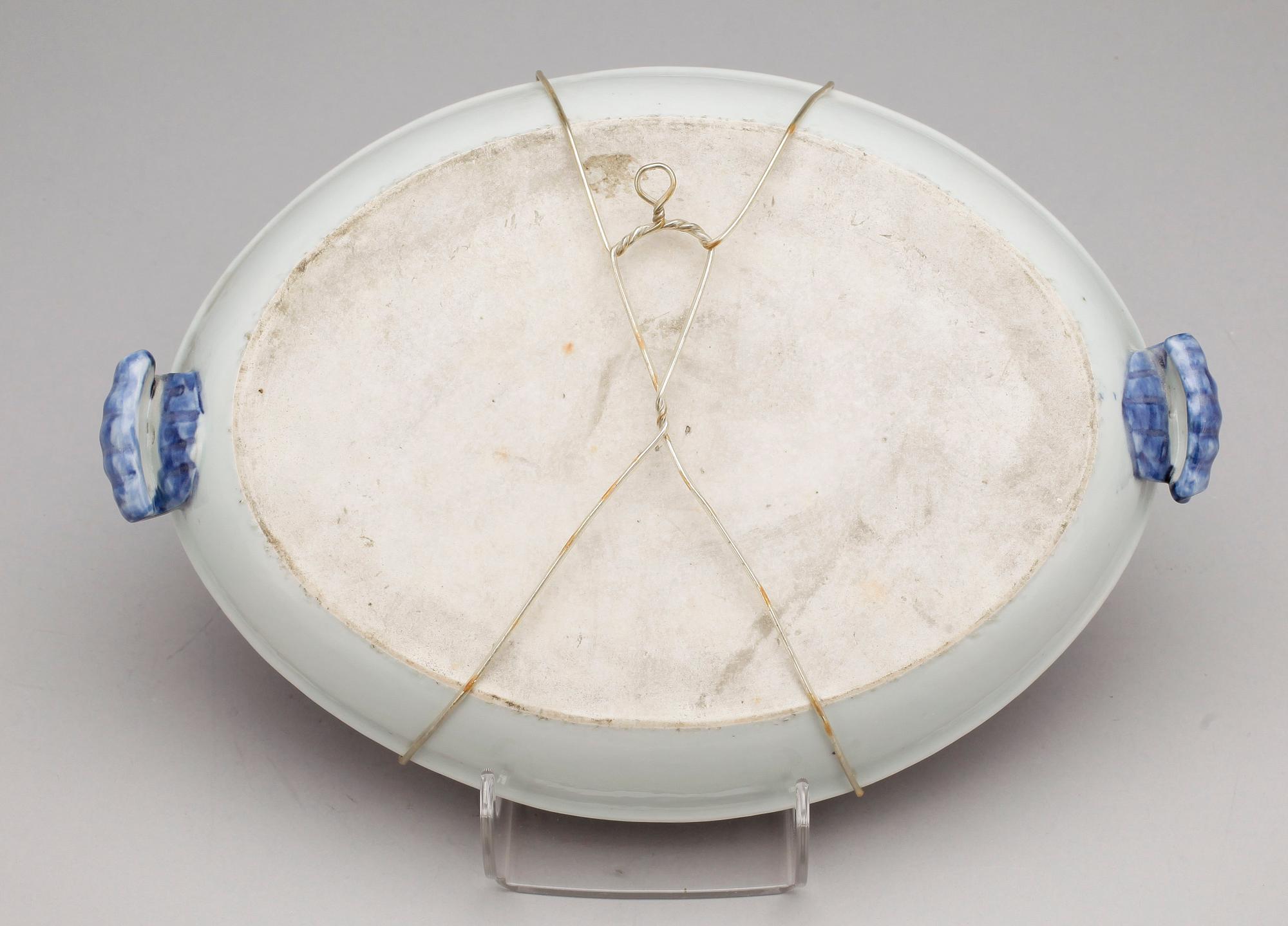 UPPLÄGGNINGSSKÅL med HÄNKLAR/KAROTT, porslin, Jiaqing, Kina, 1800-talets början.