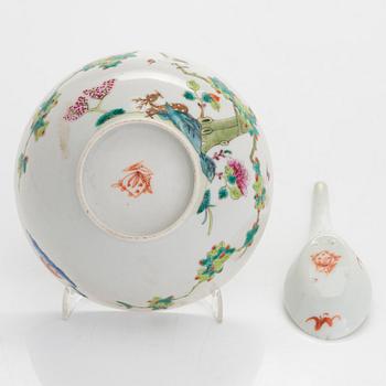 Erä posliinia, 9 kpl, sekä kaksi maustepurkkia, Kiina, Myöhäinen Qing-dynastia/varhainen 1900-luku.
