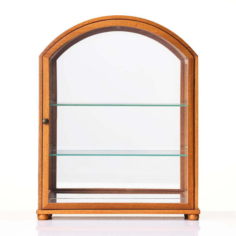Josef Frank, a display cabinet model B 2070, Firma Svenskt Tenn, pre 1985.