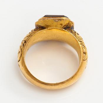 Ring, 18K guld, gult glas (paste) Bernt Erland Wallin, Tammerfors, 1800-talets andra hälft.