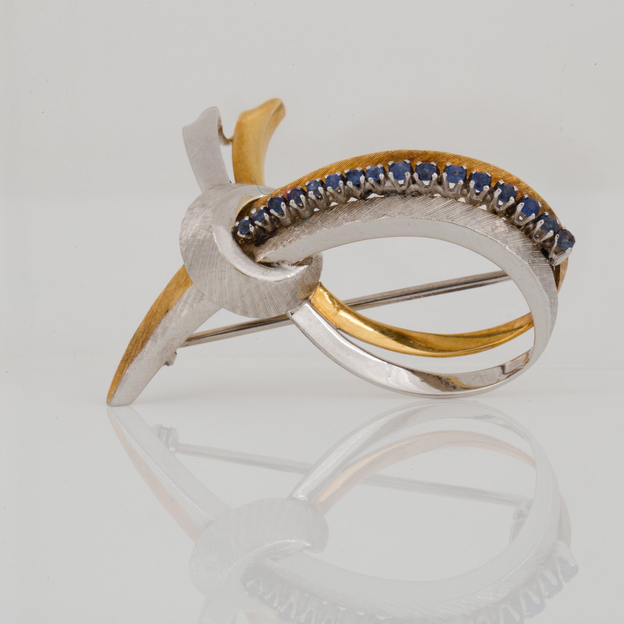 BROSCH, tvåfärgat 18K guld med små safirer, troligen 1900-talets mitt.
