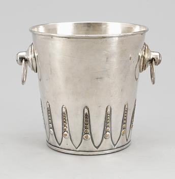 961. CHAMPAGNEKYLARE, försilvrad. 1900-talets början.