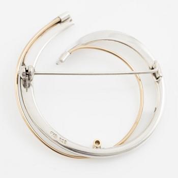 Brosch silver med en rund briljantslipad diamant.