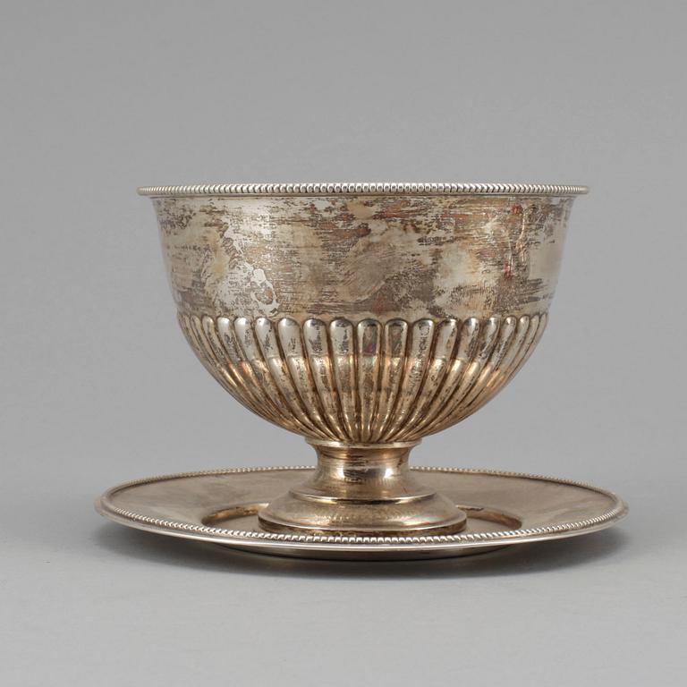 PARTI SILVER, 5 delar, silver, bland annat ett par manschettknappar i sterlingsilver, 1900-tal. Vikt ca 525 gram.