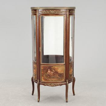 VITRINSKÅP, Louis XVI-stil, 1900-talets andra hälft.