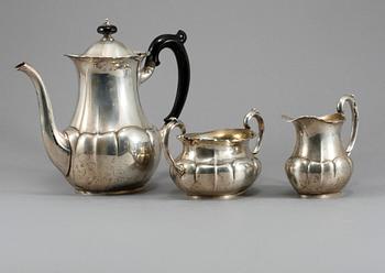 KAFFESERVIS, silver, 3 delar, C G Hallberg, rokokostil, Göteborg, 1925. 983 gram.