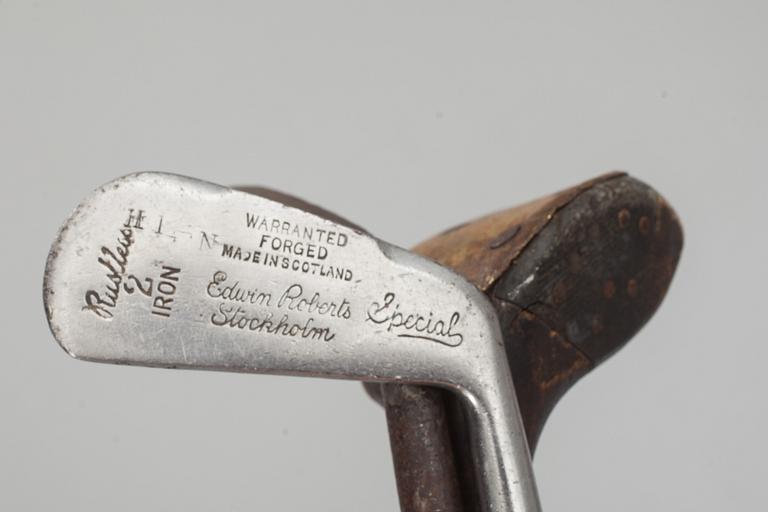 GOLFKLUBBOR, s.k Hickoryklubbor, bland annat  "Warranted Forged  Made in Scotland  Edwin Roberts..." 1920-tal.