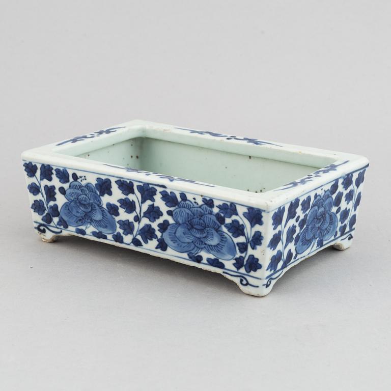 A blue and white porcelain pot, Qing dynasty, 18th-19th century.