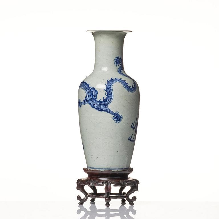 A large Chinese blue and white 'five clawed dragon vase' vase, late Qing dynasty, 19th century.