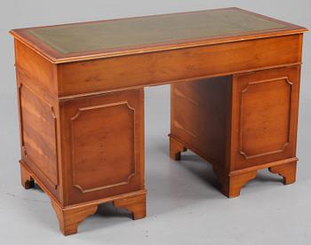 SKRIVBORD, engelsk stil, 1900-talets andra hälft.
